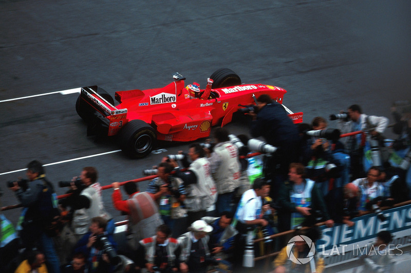 Michael Schumacher, Ferrari F300 taglia il traguardo e vince la gara