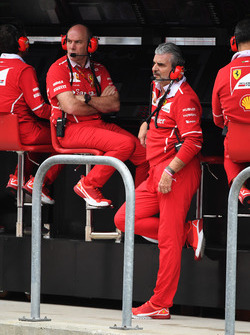 Jock Clear, ingénieur en chef Ferrari et Maurizio Arrivabene, directeur