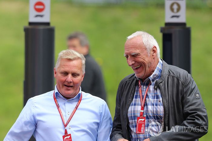 Johnny Herbert, Sky TV y Dietrich Mateschitz, CEO de Red Bull