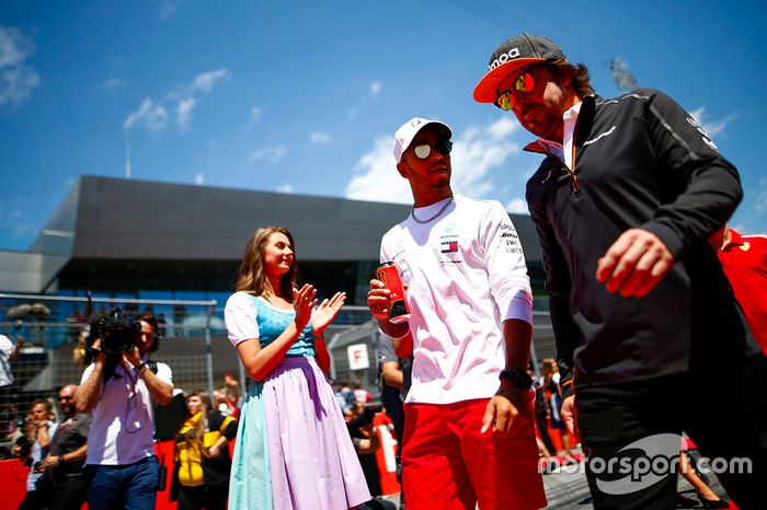 Lewis Hamilton, Mercedes AMG F1 y  Fernando Alonso, McLaren, hablan antes del desfile de pilotos