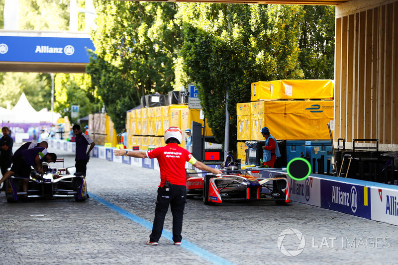 Nick Heidfeld, Mahindra Racing, pits