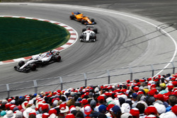 Sergey Sirotkin, Williams FW41, leads Marcus Ericsson, Sauber C37, and Stoffel Vandoorne, McLaren MCL33