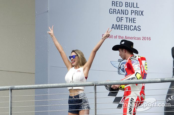 Podio:  Andrea Iannone, Ducati Team, Ducati con una chica de Red Bull