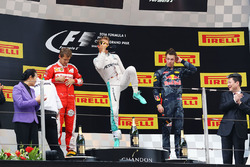Podium : le vainqueur Nico Rosberg, Mercedes AMG F1 Team, le deuxième, Sebastian Vettel, Ferrari, le troisième, Daniil Kvyat, Red Bull Racing