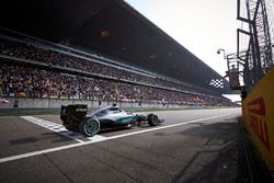 Il vincitore Nico Rosberg, Mercedes AMG F1 Team in parc ferme