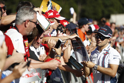 Felipe Massa, Williams Martini Racing, signeert handtekeningen voor de fans