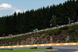 Sergio Perez, Sahara Force India F1 VJM09 y Fernando Alonso, McLaren MP4-31
