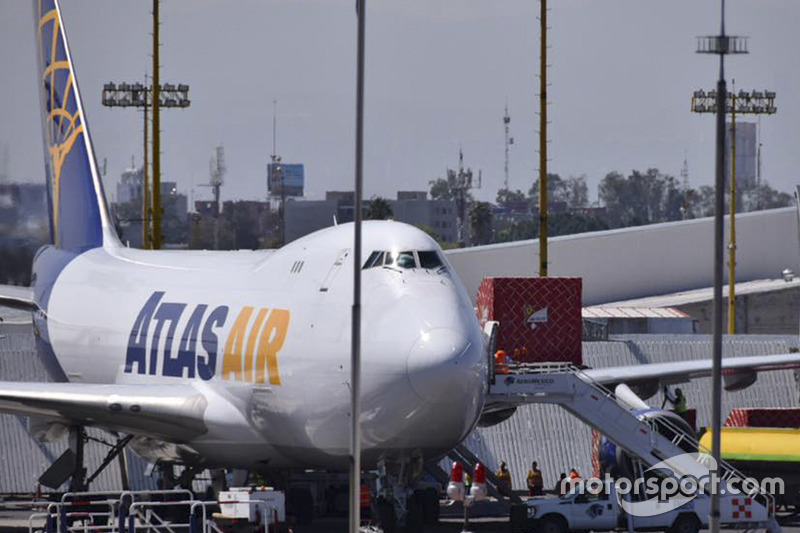Llegada del equipo de los equipos de F1 en el Boeing 747 de Atlas Air al AICM