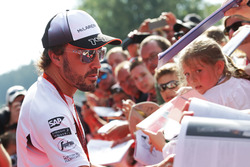 Fernando Alonso, McLaren signeert handtekeningen voor de fans