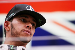 Ganador de la carrera Lewis Hamilton, Mercedes AMG F1 en el podio