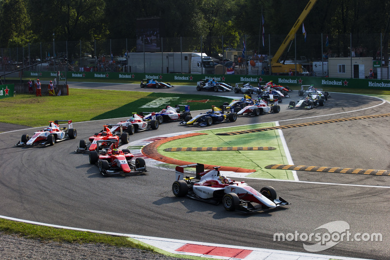 Charles Leclerc, ART Grand Prix precede Jake Dennis, Arden International e Jack Aitken, Arden Intern