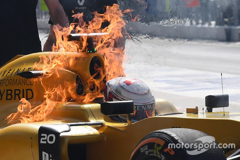 11: Гран Прі Малайзії, Сепанг. Болід Кевіна Магнуссена Renault Sport F1 Team RS16 у полум'ї