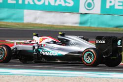 Nico Rosberg, Mercedes AMG F1 W07 Hybrid and Kimi Raikkonen, Ferrari SF16-H battle for position