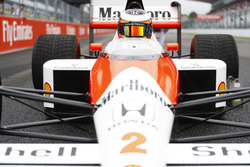Stoffel Vandoorne in de McLaren MP4/5 Honda van Alain Prost