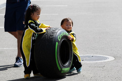 Junge Fans vom Renault Sport F1 Team mit einem Pirelli-Reifen