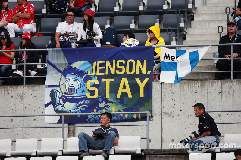 Tifosi sugli spalti con striscioni per Jenson Button, McLaren