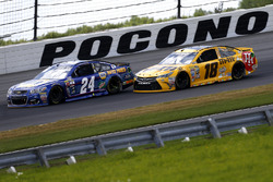 Chase Elliott, Hendrick Motorsports, Chevrolet; Kyle Busch, Joe Gibbs Racing Toyota