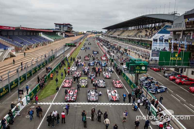 La sesión de fotos tradicional de los autos de Le Mans: instalación