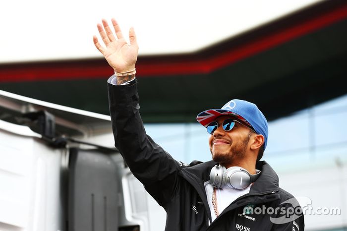 Lewis Hamilton en el desfile de pilotos