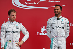 Nico Rosberg en Lewis Hamilton, Mercedes AMG F1 op het podium