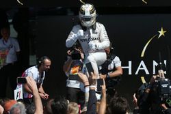 Ganador de la carrera Lewis Hamilton, híbrido de Mercedes AMG F1 W07 celebra