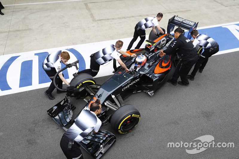 Jenson Button, McLaren MP4-31 in the pits