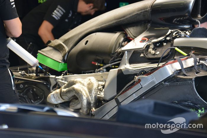 Mercedes, abultamiento de la cubierta de motor