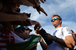 Nico Rosberg, Mercedes AMG F1, firma autografi ai fan