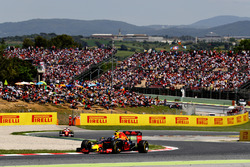 Макс Ферстаппен, Red Bull Racing едет впереди Себастьяна Феттеля, Scuderia Ferrari SF16-H