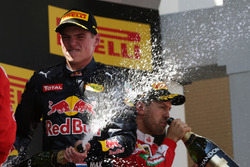 Победитель гонки - Макс Ферстаппен, Red Bull Racing RB12, Red Bull Racing празднует на подиуме с шам