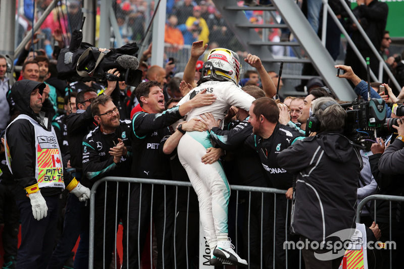 Lewis Hamilton, Mercedes AMG F1, festeggia in parco chiuso