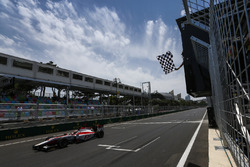 Nobuharu Matsushita, ART Grand Prix, attraversa la linea dell'arrivo