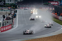 Start nach über 50 Minuten Schleichfahrt: #2 Porsche Team, Porsche 919 Hybrid: Romain Dumas, Neel Ja