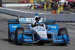 Le vainqueur Simon Pagenaud, Team Penske Chevrolet