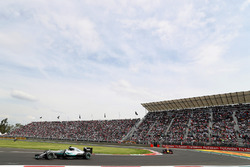 Nico Rosberg, Mercedes AMG F1 W07 Hybrid; Max Verstappen, Red Bull Racing RB12