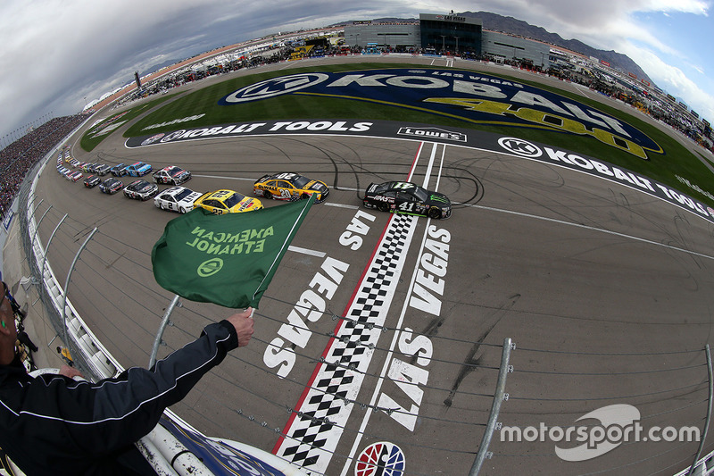 Start: Kurt Busch, Stewart-Haas Racing Chevrolet leads