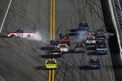 Crash de Timothy Peters, Red Horse Racing Toyota; Christopher Bell, Kyle Busch Motorsports Toyota