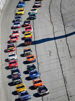Restart: Jimmie Johnson, Hendrick Motorsports Chevrolet, Kevin Harvick, Stewart-Haas Racing Chevrole