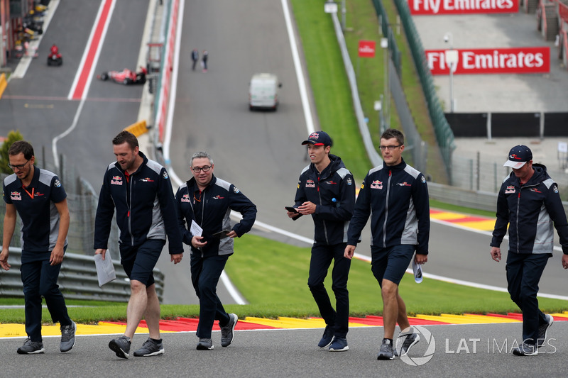 Daniil Kvyat, Scuderia Toro Rosso walks the track