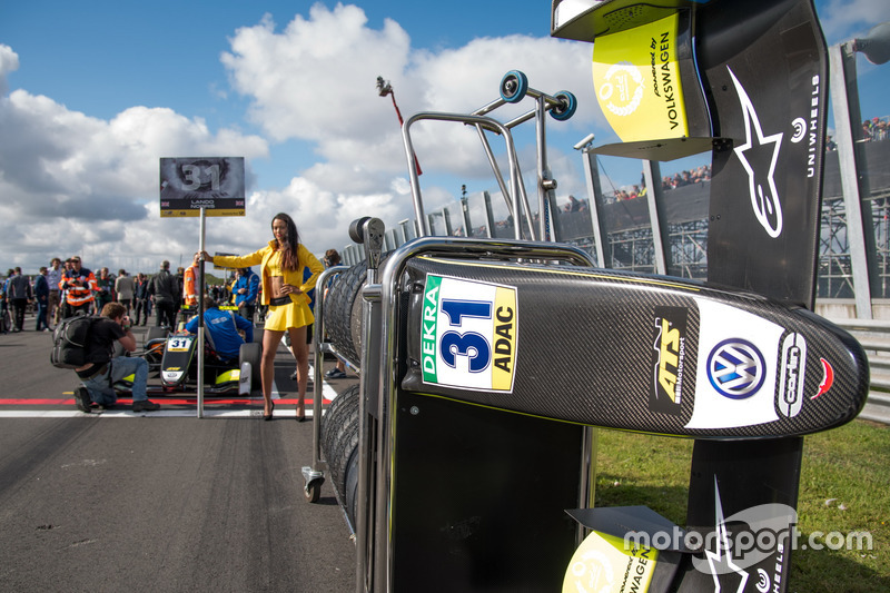 Grid girl, Lando Norris, Carlin, Dallara F317 - Volkswagen