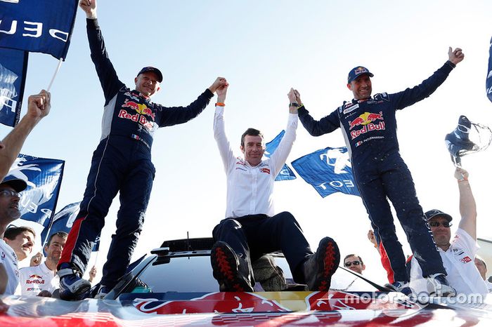 Ganadores Stéphane Peterhansel, Jean-Paul Cottret, Peugeot Sport con Bruno Famin
