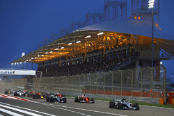 Valtteri Bottas, Mercedes AMG F1 W08, lidera a Sebastian Vettel, Ferrari SF70H, y Lewis Hamilton, Me