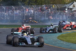 Lewis Hamilton, Mercedes AMG F1 W08, devant Sebastian Vettel, Ferrari SF70H, et Valtteri Bottas, Mercedes AMG F1 W08