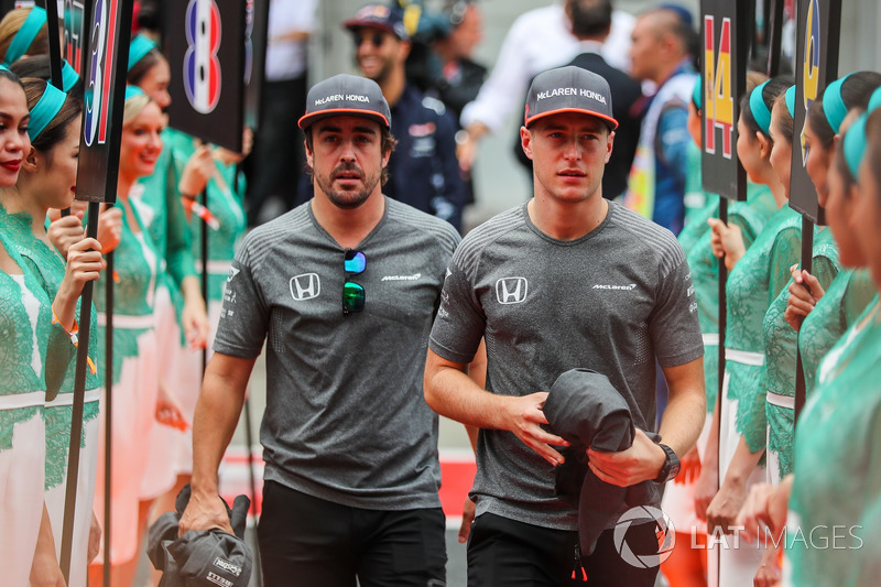 Stoffel Vandoorne, McLaren y Fernando Alonso, McLaren en el desfile