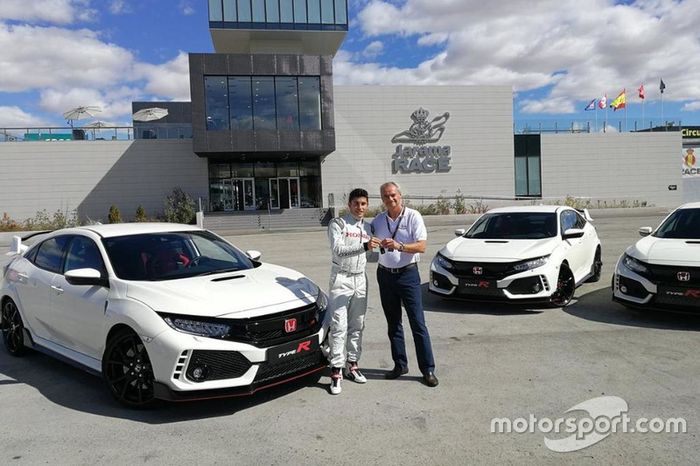Marc Márquez recibe el nuevo Type R