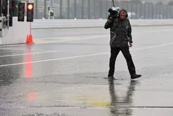 Un cámara bajo la lluvia