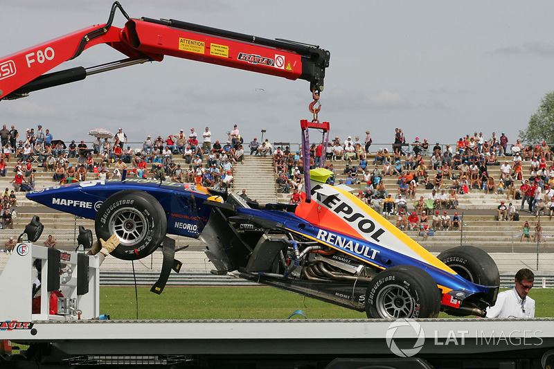 L'auto di Ernesto Viso, Racing Engineering, dopo l'incidente