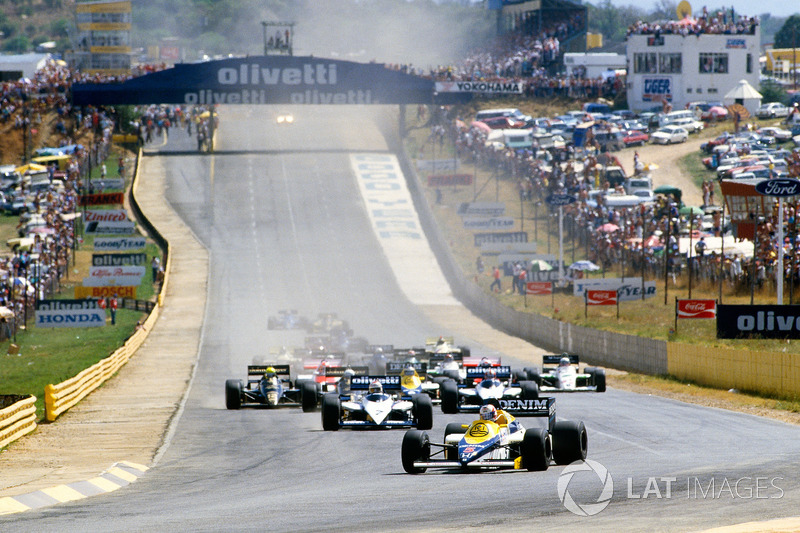 Start: Nigel Mansell, Williams FW10 leads Nelson Piquet, Brabham BT54 and Marc Surer, Brabham BT54