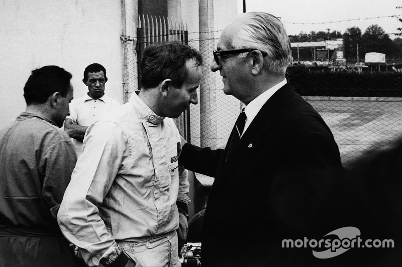 John Surtees con el jefe de Ferrari, Enzo Ferrari, en el pitlane