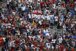 Des fans de Kimi Raikkonen, Ferrari, et Lewis Hamilton, Mercedes AMG F1, dans les tribunes